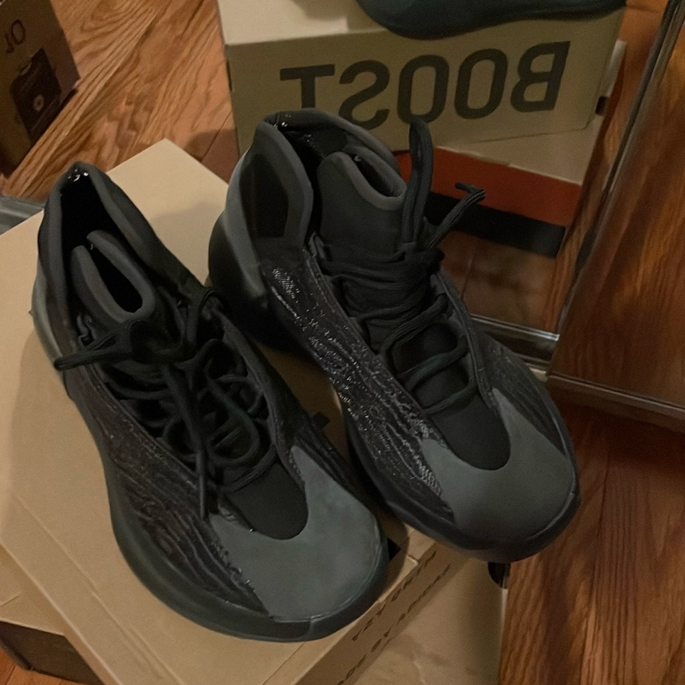 Men’s Yeezy basketball shoes
